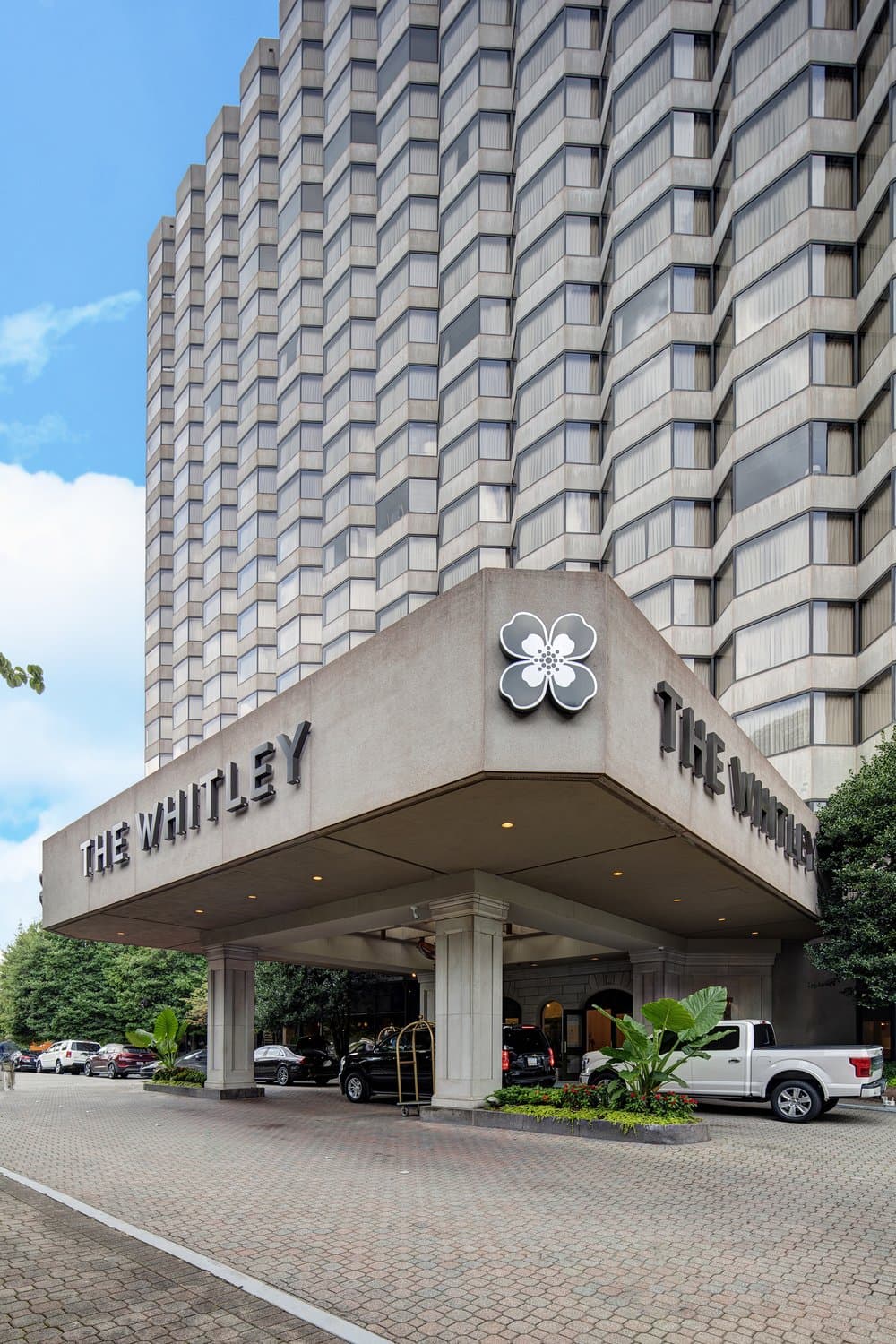 Exterior photo of hotel and driveway.